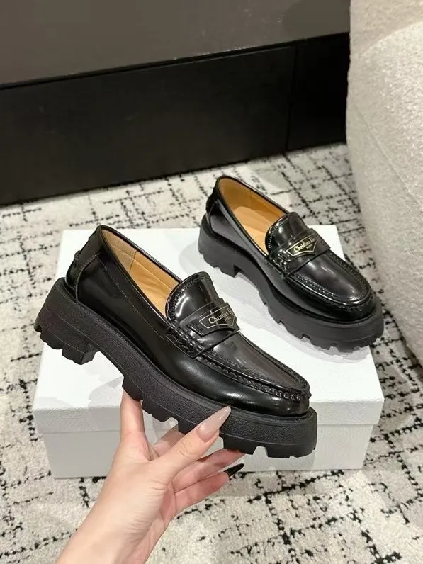 👟👟Ex-factory price 680👟👟 Dior 25/spring and summer new ultra-light loafers, new large soles and thick soles, the layout strives to create fashionable classic items, new products created at the first major show of Paris Fashion Week, the inspiration is cleverly combined with the perfect shoe shape by the D chief designer. Matched with brand buckles, it is more fashionable! Original version, perfect and exquisite workmanship!  ✔️Upper: imported open-edge beaded cowhide ✔️Inner lining: water-dyed cowhide ✔️Sole: IP foam outsole ✔️Size: #35-41 (40 41 customized items are not returnable)